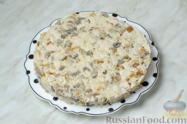 Салат с курицей, шампиньонами, сыром и пекинской капустой