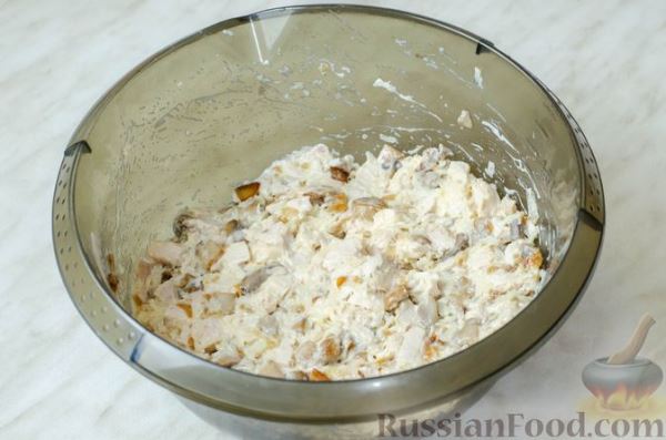 Салат с курицей, шампиньонами, сыром и пекинской капустой