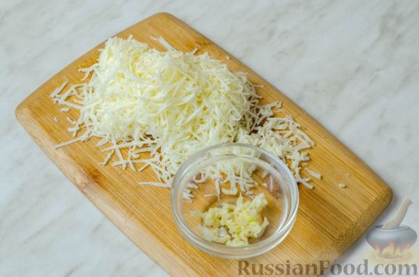 Салат с курицей, шампиньонами, сыром и пекинской капустой