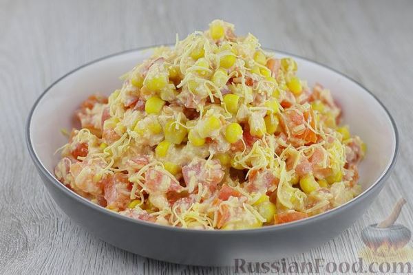 Салат с помидорами, кукурузой и сыром