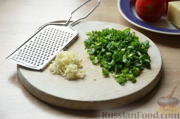 Салат с помидорами, сыром, зелёным луком и сухариками