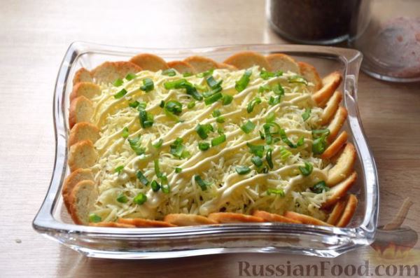 Салат с помидорами, сыром, зелёным луком и сухариками