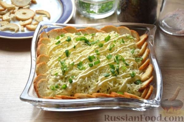 Салат с помидорами, сыром, зелёным луком и сухариками