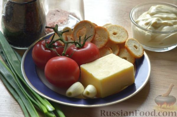 Салат с помидорами, сыром, зелёным луком и сухариками