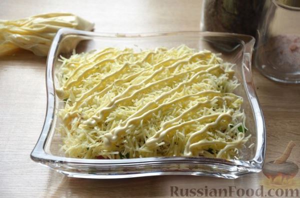 Салат с помидорами, сыром, зелёным луком и сухариками