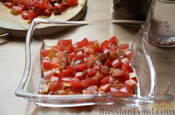 Салат с помидорами, сыром, зелёным луком и сухариками