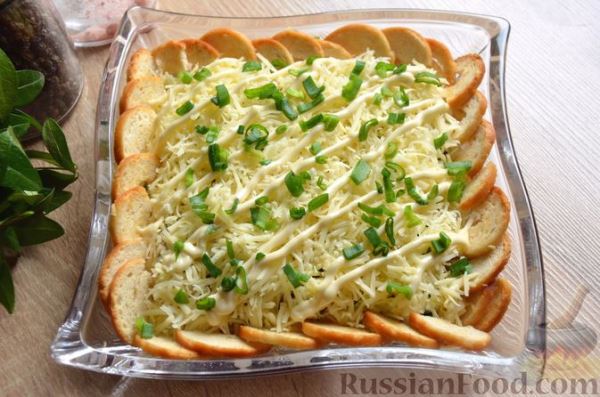 Салат с помидорами, сыром, зелёным луком и сухариками