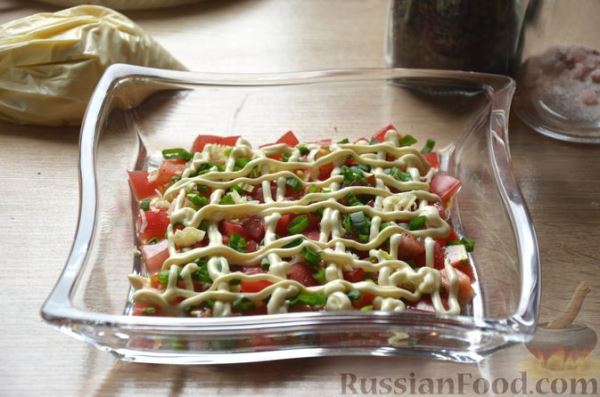 Салат с помидорами, сыром, зелёным луком и сухариками