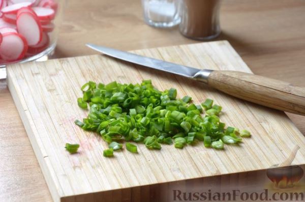 Салат с редиской, яйцами и зелёным луком