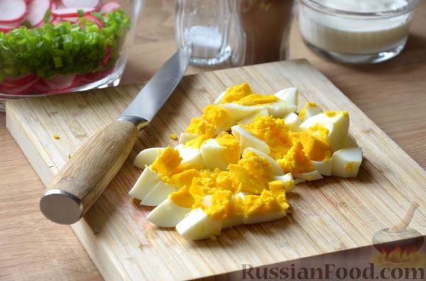 Салат с редиской, яйцами и зелёным луком