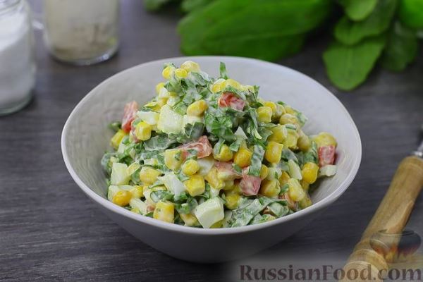 Салат со щавелем, помидорами, кукурузой и яйцами