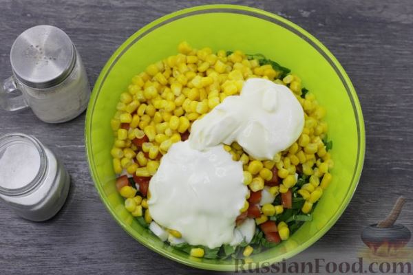 Салат со щавелем, помидорами, кукурузой и яйцами