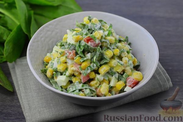 Салат со щавелем, помидорами, кукурузой и яйцами