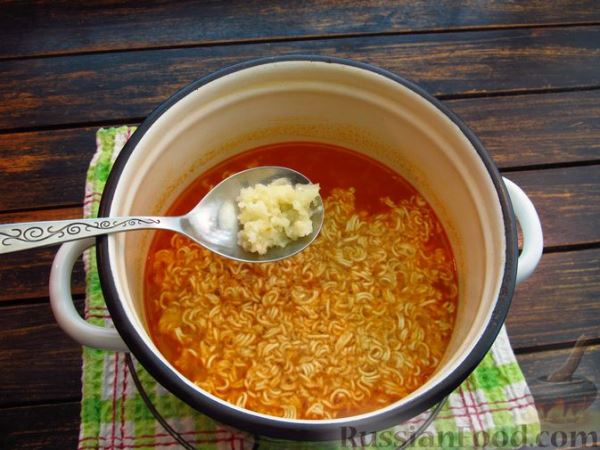 Томатный суп с лапшой быстрого приготовления, жареным луком и яйцами