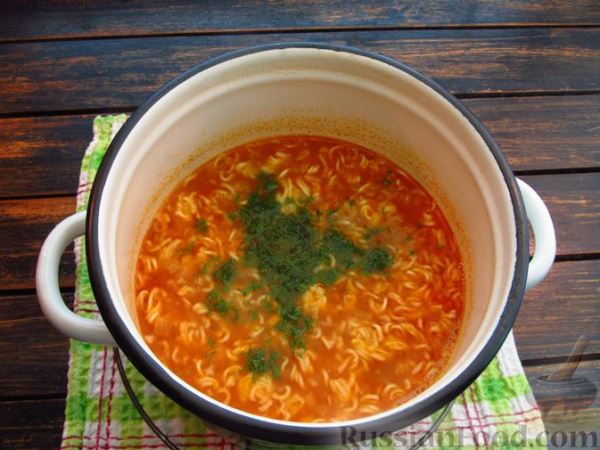 Томатный суп с лапшой быстрого приготовления, жареным луком и яйцами