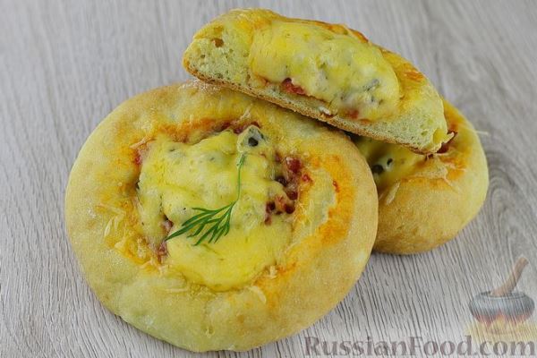 Творожные мини-пиццы с колбасой и маринованными огурцами