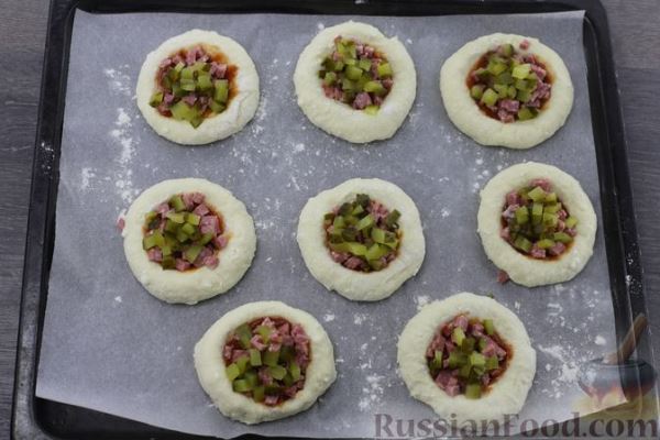 Творожные мини-пиццы с колбасой и маринованными огурцами