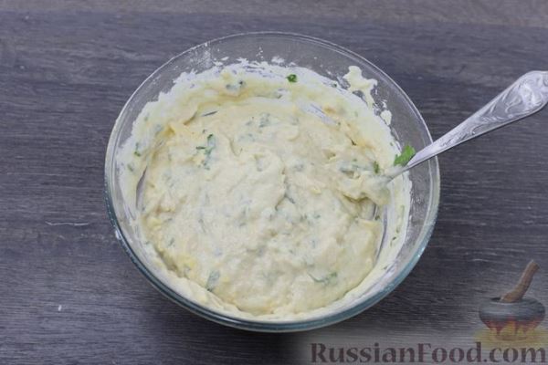 Закусочные маффины с сыром, чесноком и зеленью