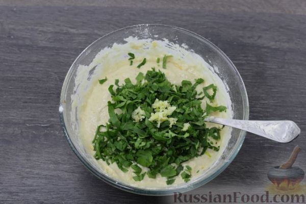 Закусочные маффины с сыром, чесноком и зеленью